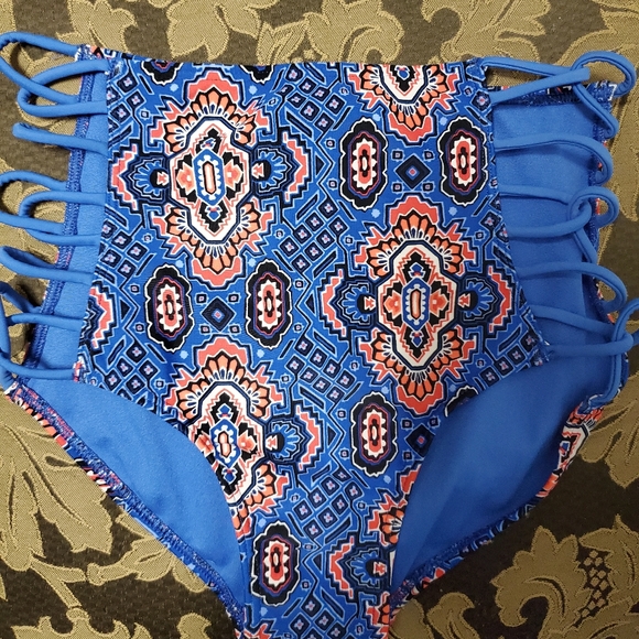 2 Hollister bikini bottoms - Picture 2 of 3